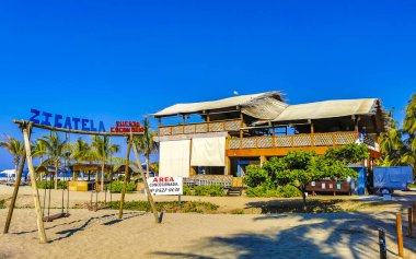 Puerto Escondido Oaxaca Meksika 24. Mart 2023 Zicatela Puerto Escondido Oaxaca sahilinde romantik cennet salıncak.
