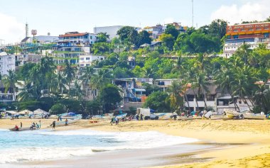 Puerto Escondido Oaxaca Meksika 04. Kasım 2022 Puerto Escondido Oaxaca Meksika 'daki Zicatela liman ve sahilinde balıkçı tekneleri.