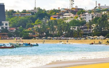 Puerto Escondido Oaxaca Meksika 04. Kasım 2022 Puerto Escondido Oaxaca Meksika 'daki Zicatela liman ve sahilinde balıkçı tekneleri.