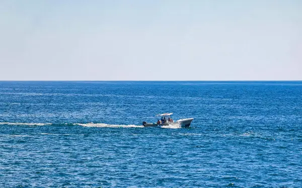 Puerto Escondido Oaxaca Meksika 27. Ocak 2023 Puerto Escondido Oaxaca Meksika 'daki Zicatela liman ve sahilinde balıkçı tekneleri.