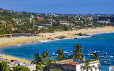 Puerto Escondido Oaxaca Meksika 01. Mart 2023 Güzel tropikal ve doğal şehir ve deniz manzarası Pasifik Okyanusu Palmiyeleri ve Zicatela dalgaları ile plaj.