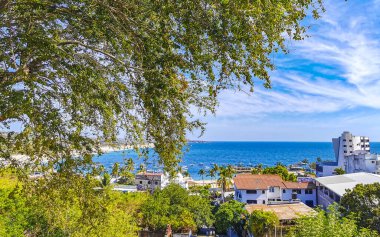 Puerto Escondido Oaxaca Meksika 01. Mart 2023 Güzel tropikal ve doğal şehir ve deniz manzarası Pasifik Okyanusu Palmiyeleri ve Zicatela dalgaları ile plaj.