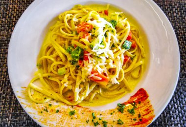 Playa del Carmen Quintana Roo Mexico 'daki PapaCharly Papa Charly restoranında beyaz tabak lezzetli makarna, yemek ve içecek..