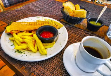 Playa del Carmen Quintana Roo Mexico 'da tavuklu ekmek, domates salatası ve patates kızartması..