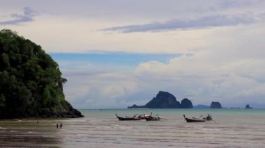 Ao Nang Krabi Tayland 20 numara. Ekim 2018 Turkuaz su sahili, uzun kuyruklu botlar ve NopPharat Thara Sahili arasında Ao Nang Krabi Tayland 'da kireçtaşı kayaları..