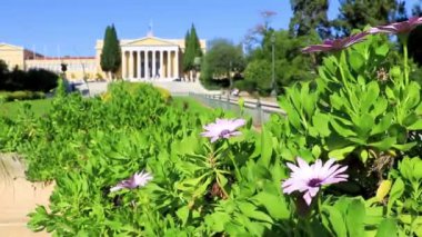 Atina Attica Yunanistan 07. Ekim 2018 Zappeion Garden Park 'taki Zappeion Tarihi Binası Atina Attica Yunanistan' daki çeşmeli.