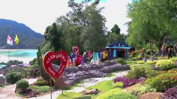 アオナン クラビ 10月 2018 パノラマビューと私はアオナンアンペホムエバンクラビタイのコフィ島の丘にレタリングコピピのサインが大好きです — ストック動画