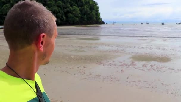 Jongeman Neemt Selfie Foto Bij Mooi Tropisch Paradijs Panorama Uitzicht — Stockvideo
