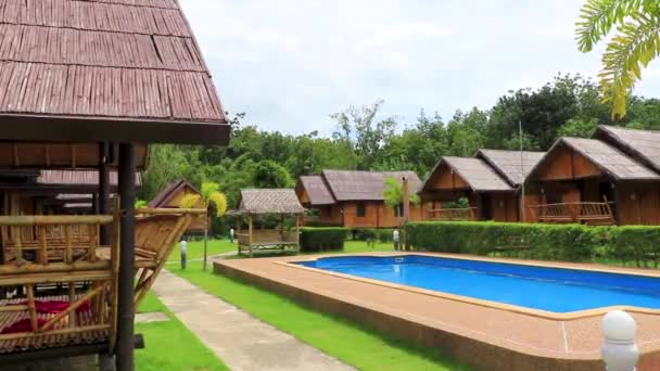 Nang Krabi泰国2018年10月东南亚Ao Nang Amphoe Mueang Krabi Thailand的木制竹屋和带游泳池的茅屋 — 图库视频影像