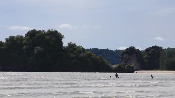 아오낭 크라비 태국의 노파라트 비치의 석회암 바위와 보트와 청록색 해변에 — 비디오