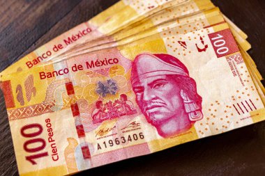 Playa del Carmen Quintana Roo Meksika 22. Şubat 2021 Banknotlar Yığını Playa del Carmen Quintana Roo Meksika 'daki ahşap bir masada 100 Meksika pezosu.