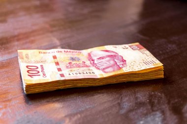 Playa del Carmen Quintana Roo Meksika 22. Şubat 2021 Banknotlar Yığını Playa del Carmen Quintana Roo Meksika 'daki ahşap bir masada 100 Meksika pezosu.