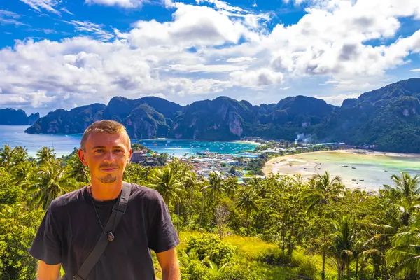 Ao Nang Krabi Tayland 'daki Koh Phi Don Adası' ndaki turkuaz su manzaralı güzel plaj lagünü manzaralı erkek turist selfie fotoğrafı..