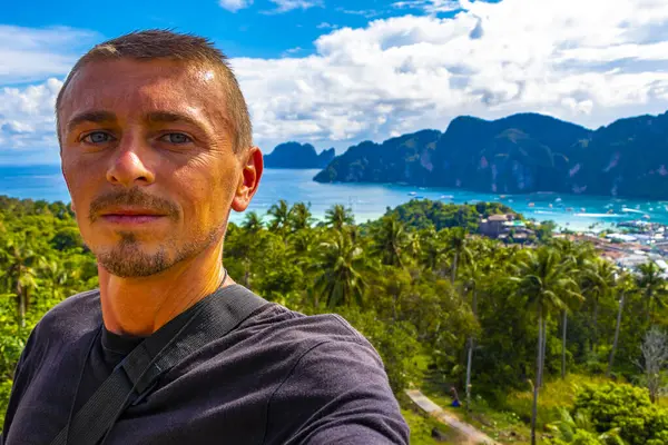 Ao Nang Krabi Tayland 'daki Koh Phi Don Adası' ndaki turkuaz su manzaralı güzel plaj lagünü manzaralı erkek turist selfie fotoğrafı..