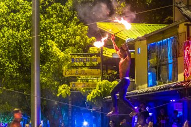 Ao Nang Krabi Tayland 21. Ekim 2018 Yerel Tayland halkı, Güneydoğu Asya 'daki Ao Nang Amphoe Mueang Krabi Tayland' daki Koh Phi Phi Don adasında gece hayatı hakkında yangın gösterisi düzenledi..