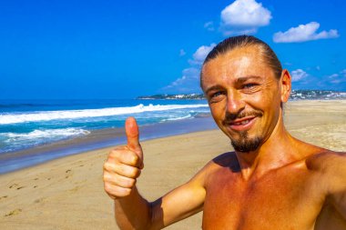 Erkek turist güzel kayalıklarla selfie çekiyor kayalar kayalar kayalar, büyük sörfçü dalgaları ve Puerto Escondido Oaxaca 'da doğal manzara..