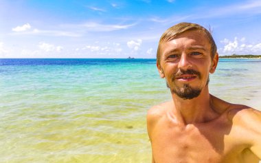 Erkek turist. Playa del Carmen Quintana Roo Mexico sahilinde selfie çeken adam..