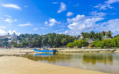 Puerto Escondido Oaxaca Meksika 04. Ekim 2022 Puerto Escondido Oaxaca Meksika 'daki Zicatela sahilinde balıkçı tekneleri.