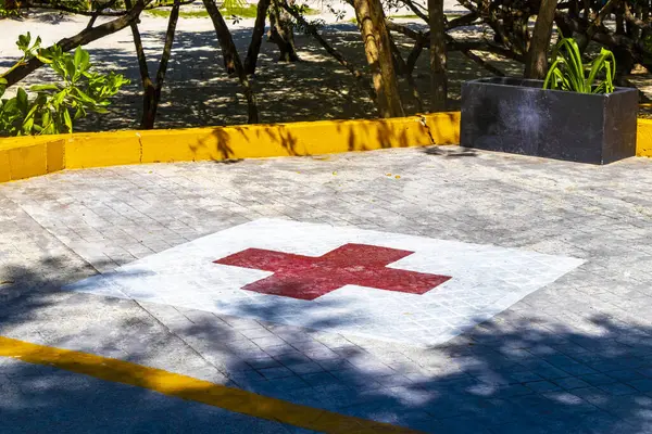 Playa del Carmen Quintana Roo 'daki otoparkta Kızıl Haç işareti ve sembol.