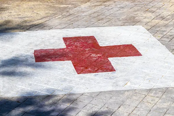 Röda Korset Tecken Skylt Och Symbol Parkeringen Playa Del Carmen Stockbild