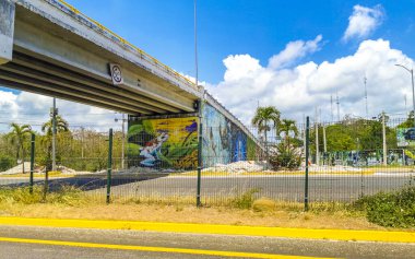 Playa del Carmen Quintana Roo Meksika 03. Mayıs 2023 Playa del Carmen Quintana Roo Meksika 'da köprü ve mavi gökyüzü ile otoyolda araba sürmek.
