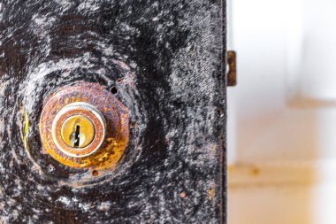 Playa del Carmen Quintana Roo Meksika 'daki metal kapıdaki paslı anahtar deliği.