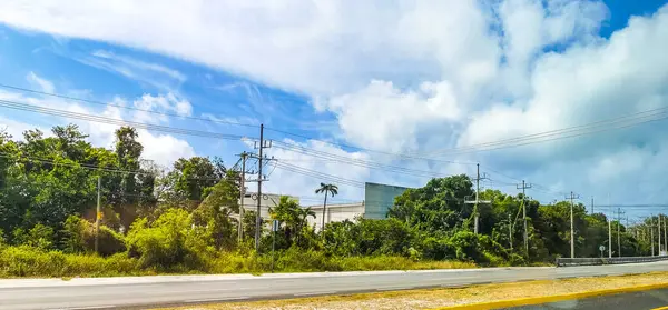 Playa del Carmen Quintana Roo Meksika 03. Mayıs 2023 Playa del Carmen Quintana Roo Mexico 'da mavi gökyüzü ile otoyolda giderken.