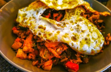 Playa del Carmen Quintana Roo Meksika 'da pirinç sebzeli yumurta ve chipotle soslu yemek..