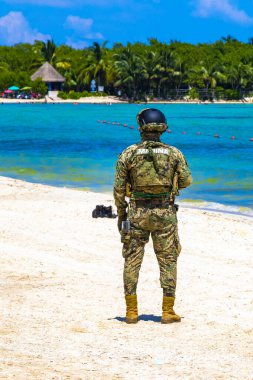 Playa del Carmen Quintana Roo Mexico 09. Eylül 2023 Askeri Ordu Ulusal Muhafız devriyeleri Playa del Carmen Quintana Roo Meksika 'daki Karayipler plajını gözlüyor..