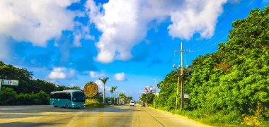 Playa del Carmen Quintana Roo Mexico 16. Eylül 2023 Playa del Carmen Quintana Roo Mexico 'da mavi gökyüzü ile otoyolda giderken.