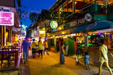 Ao Nang Krabi Tayland 21. Ekim 2018, Ao Nang Amphoe Mueang Krabi Tayland 'daki Koh Phi Phi Don Adası' ndaki restoran ve barların olduğu Turist Caddesi..