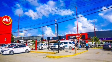 Tulum Quintana Roo Meksika 01. Ekim 2023 Süper aki süpermarket girişi ve otoparkı Tulum Quintana Roo Mexico.