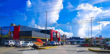 Tulum Quintana Roo Meksika 01. Ekim 2023 Süper aki süpermarket girişi ve otoparkı Tulum Quintana Roo Mexico.