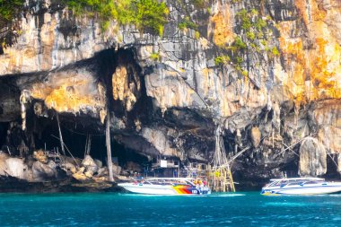Ao Krabi Tayland 16 numara. Ekim 2018 Kireçtaşı mağarası ve Güneydoğu Asya 'daki Ao Nang Amphoe Mueang Krabi Tayland' daki Koh Phi Phi Don adasındaki kayalıklarda sürat tekneleri..