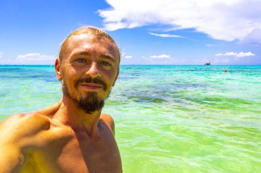 Erkek turist gezgin, Meksika Karayipleri 'nin Playa del Carmen Quintana Roo Meksika plajında selfie pozu veriyor..