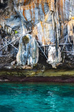 Güneydoğu Asya 'daki Ao Nang Amphoe Mueang Krabi Tayland' daki Koh Phi Phi Don adasındaki kayanın kireçtaşı mağarası ve turkuaz mavisi suyu..