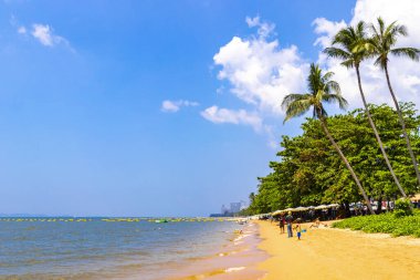 Pattaya Chon Buri Tayland 29 numara. Ekim 2018 Tropikal plaj dalgaları su, insanlar palmiye ağaçları ve gökdelenler Jomtien Sahili Pattaya Bang Lamung Chon Buri Tayland, Güney Asya.