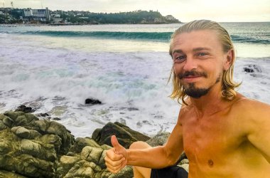 Erkek turist güzel kayalıklarla selfie çekiyor kayalar kayalar kayalar, büyük sörfçü dalgaları ve Puerto Escondido Oaxaca 'da doğal manzara..