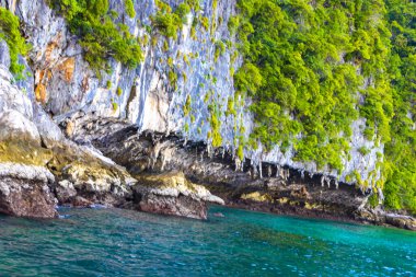 Güneydoğu Asya 'daki Ao Nang Amphoe Mueang Krabi Tayland' daki Koh Phi Phi Don adasındaki kayanın kireçtaşı mağarası ve turkuaz mavisi suyu..