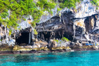 Güneydoğu Asya 'daki Ao Nang Amphoe Mueang Krabi Tayland' daki Koh Phi Phi Don adasındaki kayanın kireçtaşı mağarası ve turkuaz mavisi suyu..