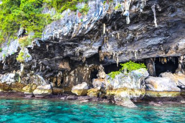 Güneydoğu Asya 'daki Ao Nang Amphoe Mueang Krabi Tayland' daki Koh Phi Phi Don adasındaki kayanın kireçtaşı mağarası ve turkuaz mavisi suyu..