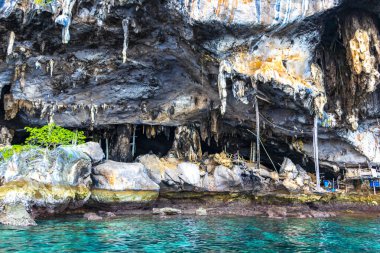 Güneydoğu Asya 'daki Ao Nang Amphoe Mueang Krabi Tayland' daki Koh Phi Phi Don adasındaki kayanın kireçtaşı mağarası ve turkuaz mavisi suyu..