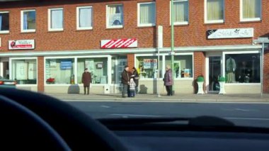 Bremerhaven Bremen Almanya 11. Şubat 2011 Speckenbtteler Park Lehe Bremerhaven Bremen Almanya 'sında Bremerhaven otobüsünü durduran araçtan görüntüler.