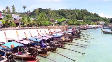 Koh Phi Phi Krabi Tayland 21. Ekim 2018 'de Ao Nang Krabi Tayland' daki Koh Phi Phi Don Adası 'ndaki kireçtaşı kayaları ve turkuaz su arasındaki ünlü sahil gölünde uzun kuyruklu tekneler..