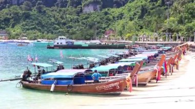 Koh Phi Phi Krabi Tayland 21. Ekim 2018 'de Ao Nang Krabi Tayland' daki Koh Phi Phi Don Adası 'ndaki kireçtaşı kayaları ve turkuaz su arasındaki ünlü sahil gölünde uzun kuyruklu tekneler..