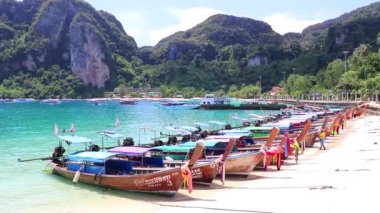 Koh Phi Phi Krabi Tayland 21. Ekim 2018 'de Ao Nang Krabi Tayland' daki Koh Phi Phi Don Adası 'ndaki kireçtaşı kayaları ve turkuaz su arasındaki ünlü sahil gölünde uzun kuyruklu tekneler..