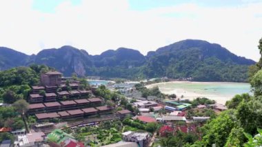 Ao Nang Krabi Tayland 'daki Koh Phi Phi Don Adası' ndan kireçtaşı kayaları ve turkuaz su arasındaki güzel plaj lagünü manzarası..