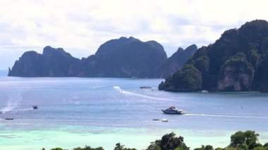 Ao Nang Krabi Tayland 'daki Koh Phi Phi Don Adası' ndan kireçtaşı kayaları ve turkuaz su arasındaki güzel plaj lagünü manzarası..