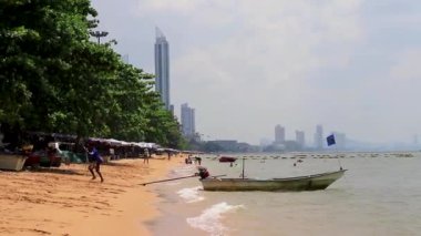 Pattaya Chon Buri Tayland 29 numara. Ekim 2018 Tropikal plaj dalgaları su, insanlar palmiye ağaçları ve gökdelenler Jomtien Sahili Pattaya Bang Lamung Chon Buri Tayland, Güney Asya.