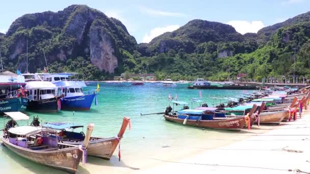 Koh Phi Phi Krabi Thailand Oktober 2018 Longtail Båt Båtar — Stockvideo